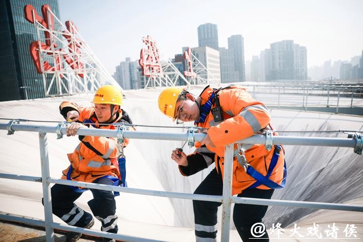 【城事】00后春运守护者：铁路上海站屋顶上的青春巡检线